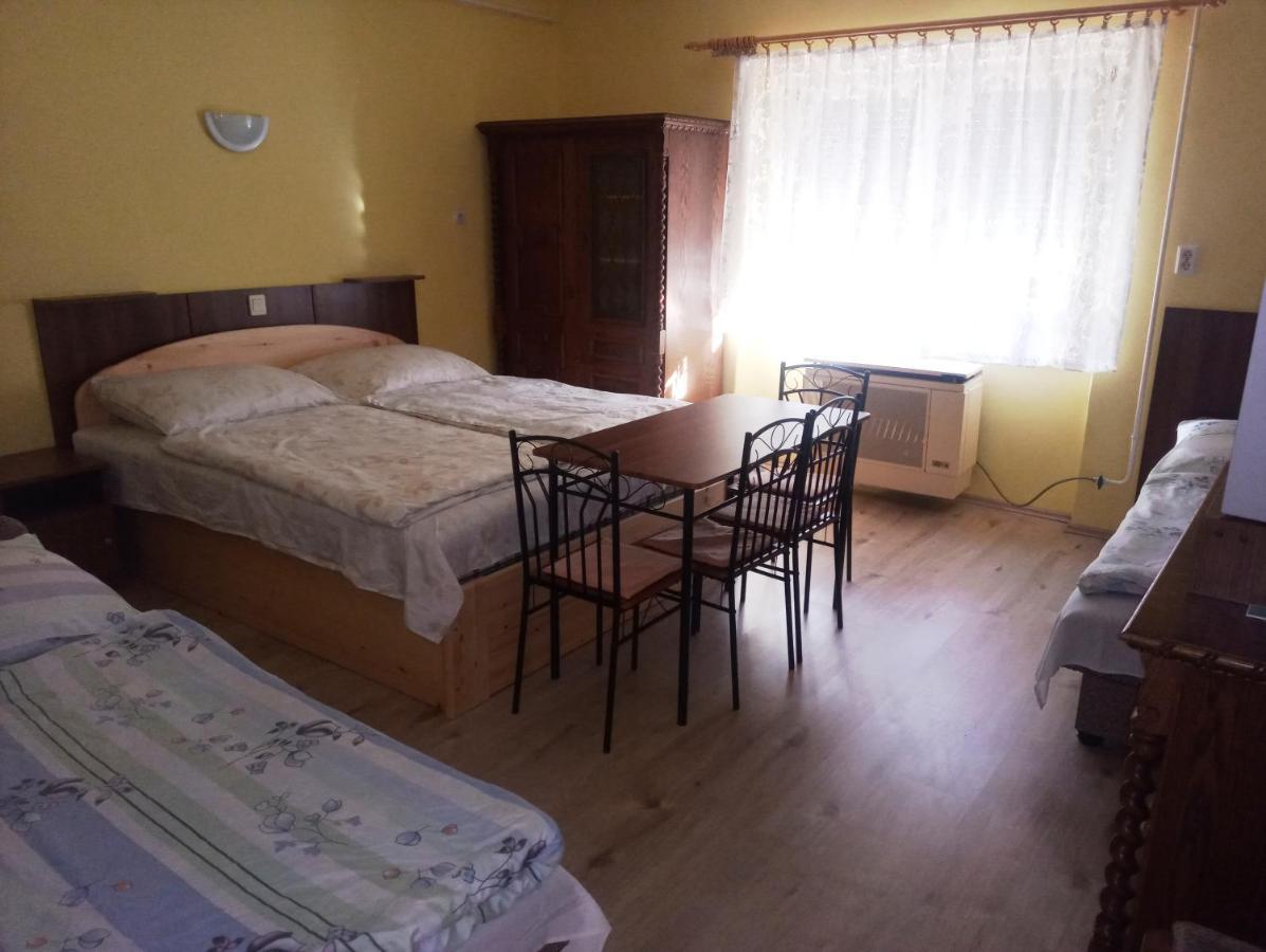 Szivarvany Apartman Дьюла Экстерьер фото
